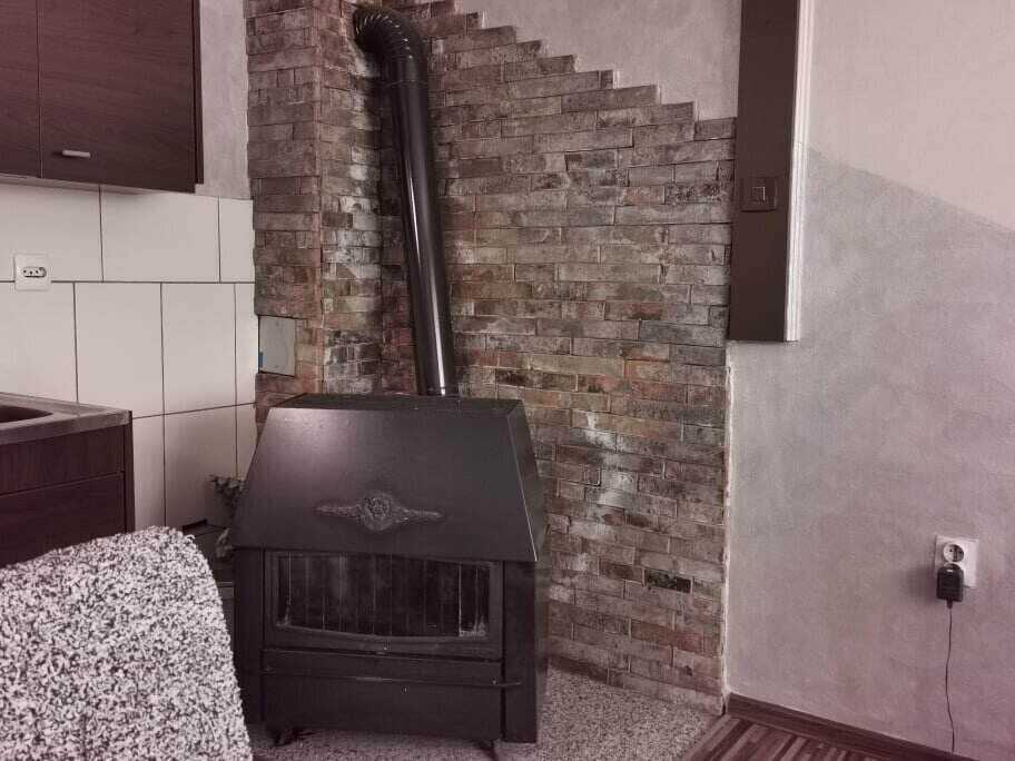 Peć u sobi sa dekorisanim zidom