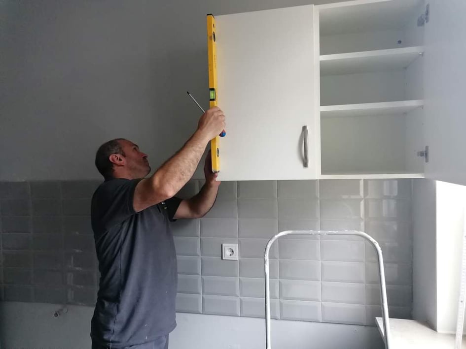 Majstor namešta kuhinjski element