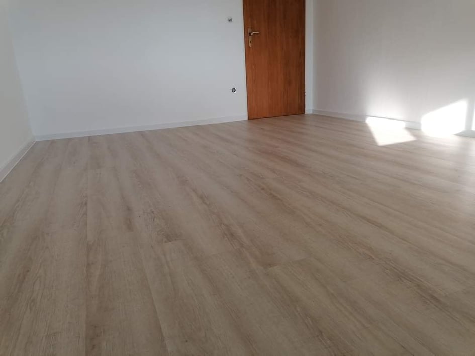 Postavljen laminat u prostoriji
